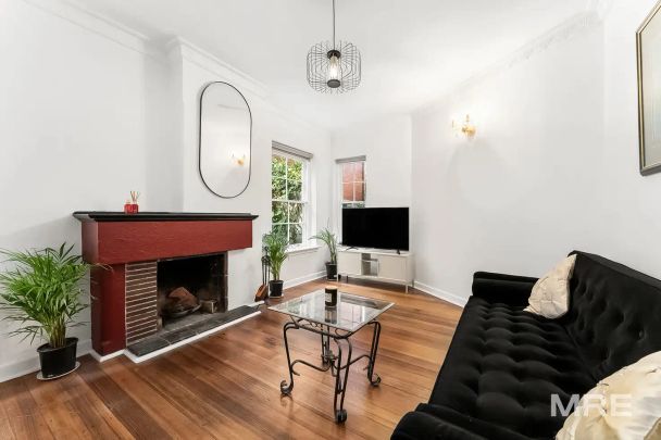 “Furnished art deco brilliance in prime location” - Photo 1