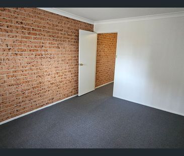 3 BEDROOM TOWNHOUSE - Photo 2