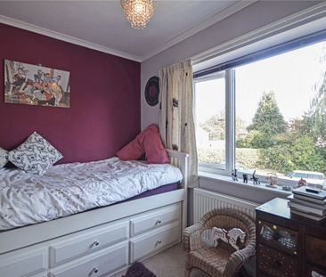 Well presented 4 bedroom detached house in this sought after area o... - Photo 4
