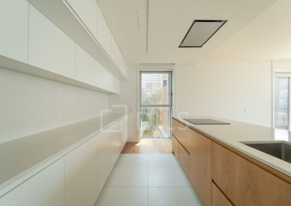 Apartamento T3 com varanda, novo, com vista mar, em Vila Nova de Gaia