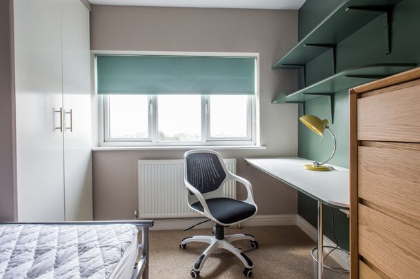 6 Bed End Terrace, Kimbolton Avenue, NG7 - Photo 1