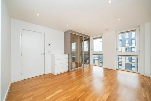 Baltic Avenue, Brentford, TW8 - Photo 1