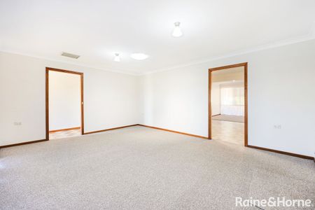 Charming 4-Bedroom Cottage in the Heart of Tamworth - Photo 4