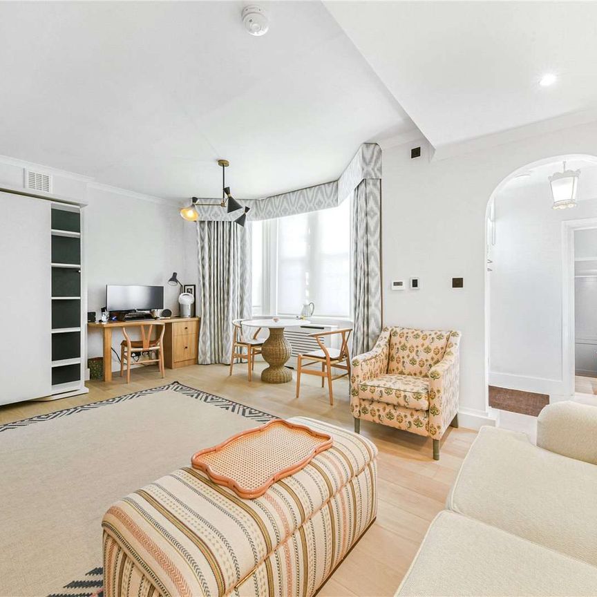 Lower ground floor studio apartment with a private entrance and a separate kitchen, in the heart of Kensington. - Photo 1