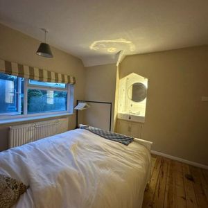Gorgeous room with built in wash basin - Photo 3