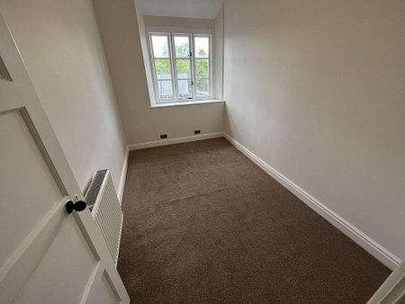 Recently refurbished three bedroom flat - Photo 5