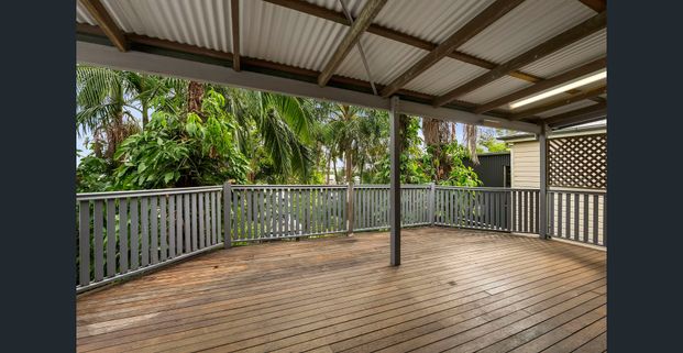 Charming cottage on quiet street - Photo 1