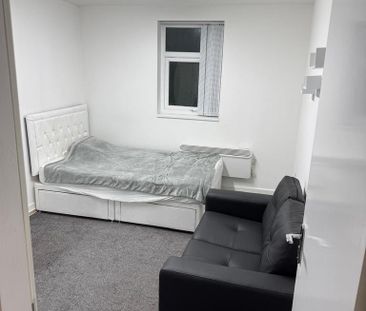 1 bedroom in a house share to rent - Photo 1