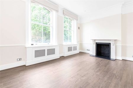 Bright and spacious three bedroom apartment with views over Carlyle Square . The property further benefits from a large roof terrace. - Photo 4