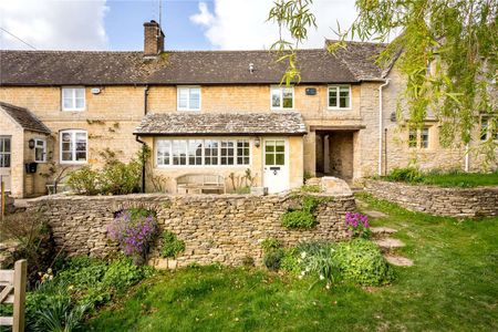 A charming cottage situated in the heart of this very popular Cotswold village. - Photo 2