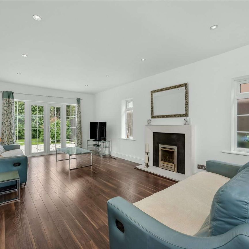 Nestled within a cul-de-sac just off Oatlands Chase, this impressive detached family home offers generous accommodation throughout. - Photo 1