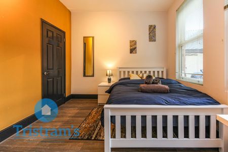 References Pending - 7 bed Detached House - Photo 2