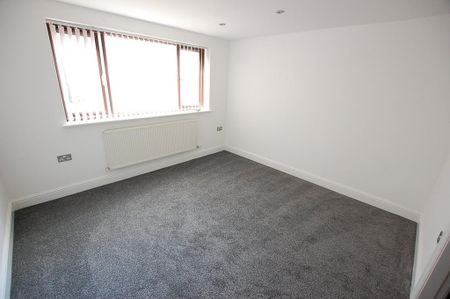 4 bedroom detached house to rent - Photo 3