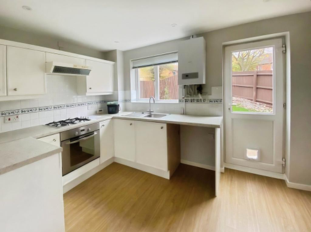 2 bedroom end of terrace house to rent - Photo 3