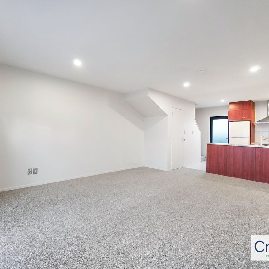 Two large bedroom townhouse style unit comes with two carparks - Photo 1