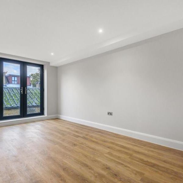 South Road, Weybridge, Surrey, KT13 - Photo 1