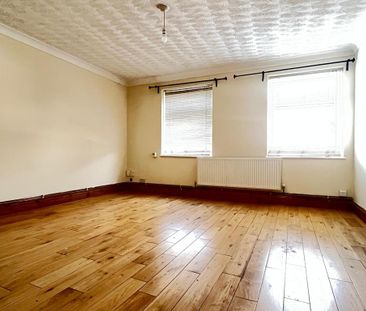 2 bedroom triplex to rent - Photo 1