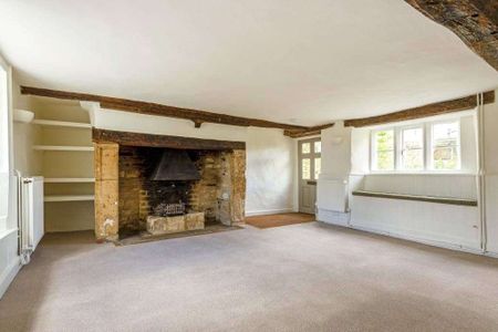 Grade II listed Cotswold stone cottage - Photo 2