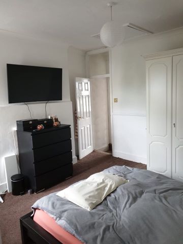 3 Bed Terraced House, Birkbeck Road, IG2 - Photo 4