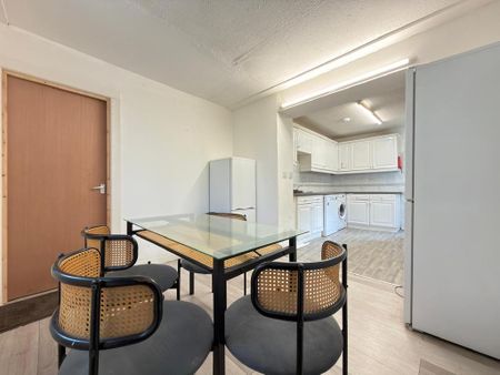 4 bedroom end of terrace house to rent - Photo 2