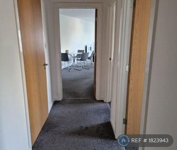 1 bedroom in a flat share to rent - Photo 2