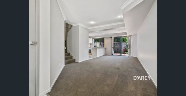 Tucked away townhouse, moments to everything - Photo 1