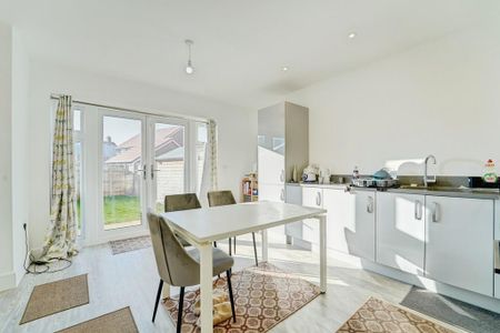 3 bedroom semi-detached house to rent - Photo 5