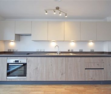 Spacious 1 bedroom second floor apartment to rent in this central l... - Photo 5