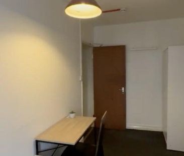 1 bedroom in a flat share to rent - Photo 3
