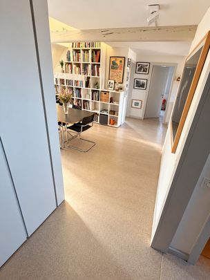 Furnished Penthouse w/ 360 Rooftop in Wiedikon, until April 2027 - Photo 1