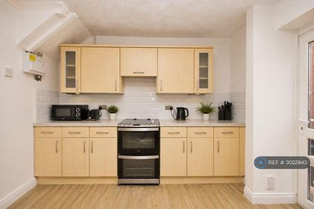 6 bedroom semi-detached house to rent - Photo 5