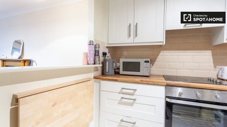 Bed in a twin room in a 2-bedroom flat in Silicon Docks - Photo 3