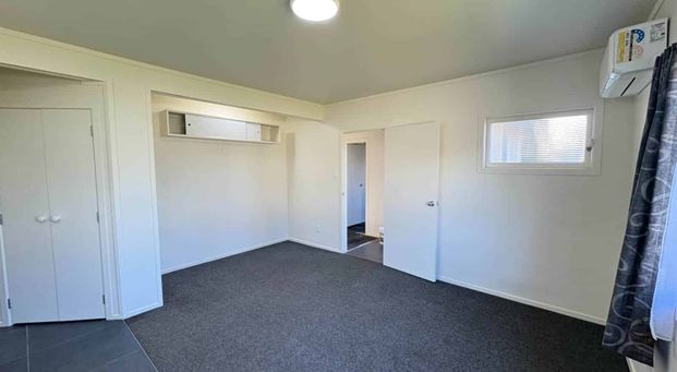 Spacious 4 Bedroom - Walk to Hospital! - Photo 1