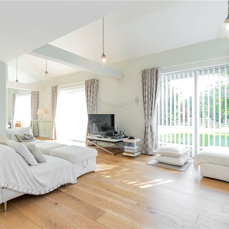 **Electricity included in the rent**Recently converted detached barn conversion in the picturesque and historic village of Wytham just 4 miles northwest of Oxford city centre. - Photo 1