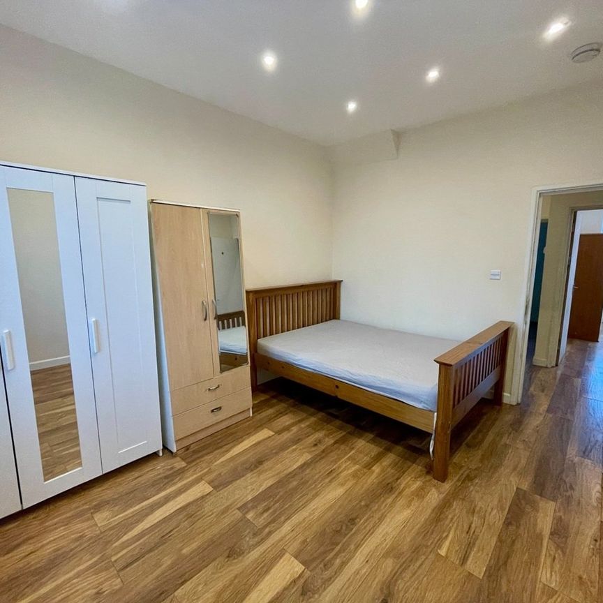 2 bed maisonette to rent in Bowrons Avenue, Wembley, HA0 - Photo 1