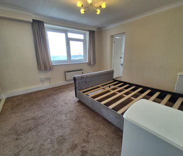 3 bedroom flat to rent - Photo 4