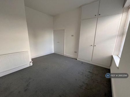 3 bedroom end of terrace house to rent - Photo 5