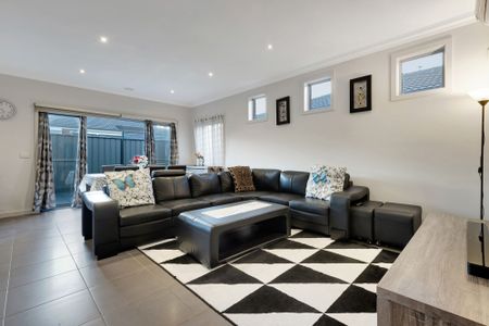 Charming Family Home in Craigieburn - Photo 3