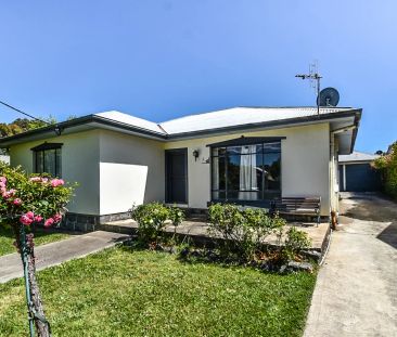 Cottage with Established Gardens & Ideal Location - Photo 2