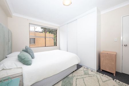 Spacious Fully Furnished Apartment in the Heart of Kensington - Photo 3