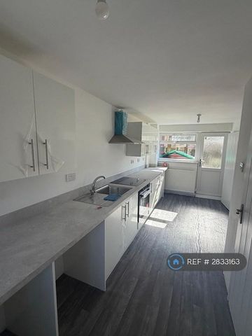 3 bedroom terraced house to rent - Photo 5