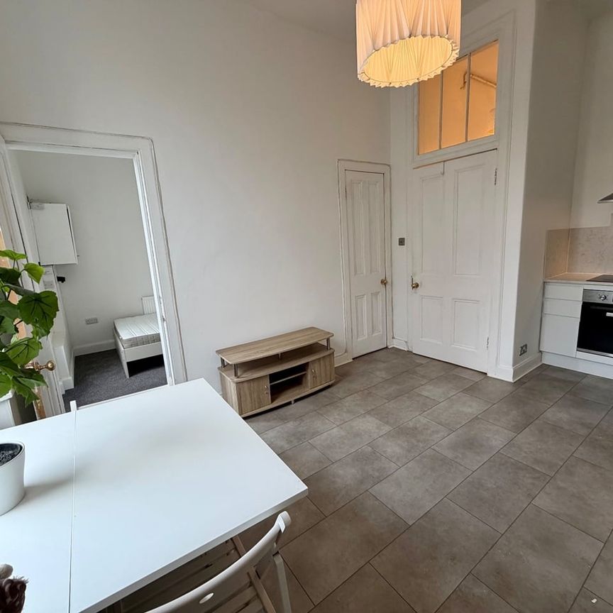 2 Bed Flat, Montgomery St, EH7 - Photo 1