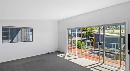 Sunny Self-Contained Studio with Sea View - Photo 3