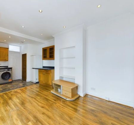 Room in a Shared Flat, Penwith Road, SW18 - Photo 3