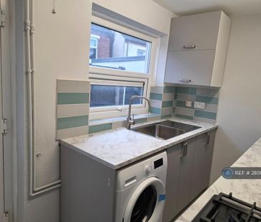 2 bedroom end of terrace house to rent - Photo 4