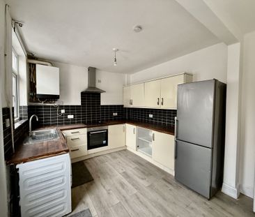 Three‑bed semi‑detached home with lounge, kitchen, downstairs bathr... - Photo 6