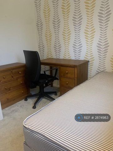 3 bedroom flat to rent - Photo 5