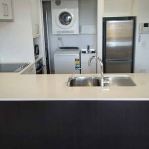 Charming Two-Bedroom Apartment in Prime Takapuna Location - Photo 2