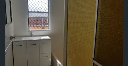 Partially renovated pet friendly family home - Photo 5