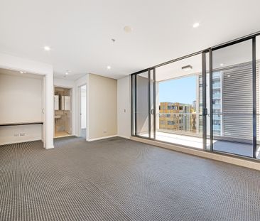 Contemporary One Bedroom Apartment with Study Nook + Storage Cage -... - Photo 3